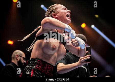 daniella hamsley flash|Kingpyn Boxing results: Daniella Hemsley flashes audience after。